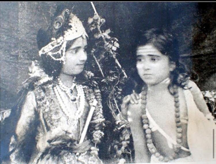 Lata Mangeshkar (as Krishna) with sister Meena Mangeshkar-Khadikar (as Sudama) during Gurukul play.