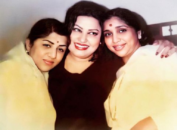 Lata Mangeshkar (left) with her sister Asha Bhosle (right) and Noor Jehan (center).