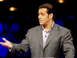 Khan hosting 10 Ka Dum .